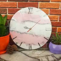 ساعت دیواری قطر 50 رزینی دستساز طرح مرمر  صورتی با اعداد یونانی و موتور آرام گرد