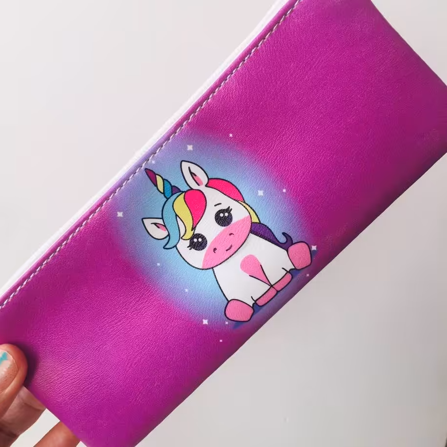 جامدادی  تک زیپ جنس چرم مصنوعی  طرح تک شاخ  از برند معروف مستر راد