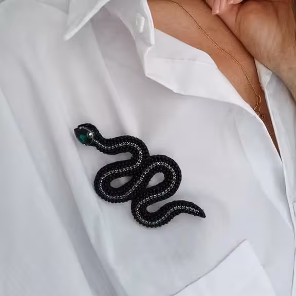 گلسینه و پنل جواهردوزی مار برجسته کاملا دست دوز مناسب خاص پسندها