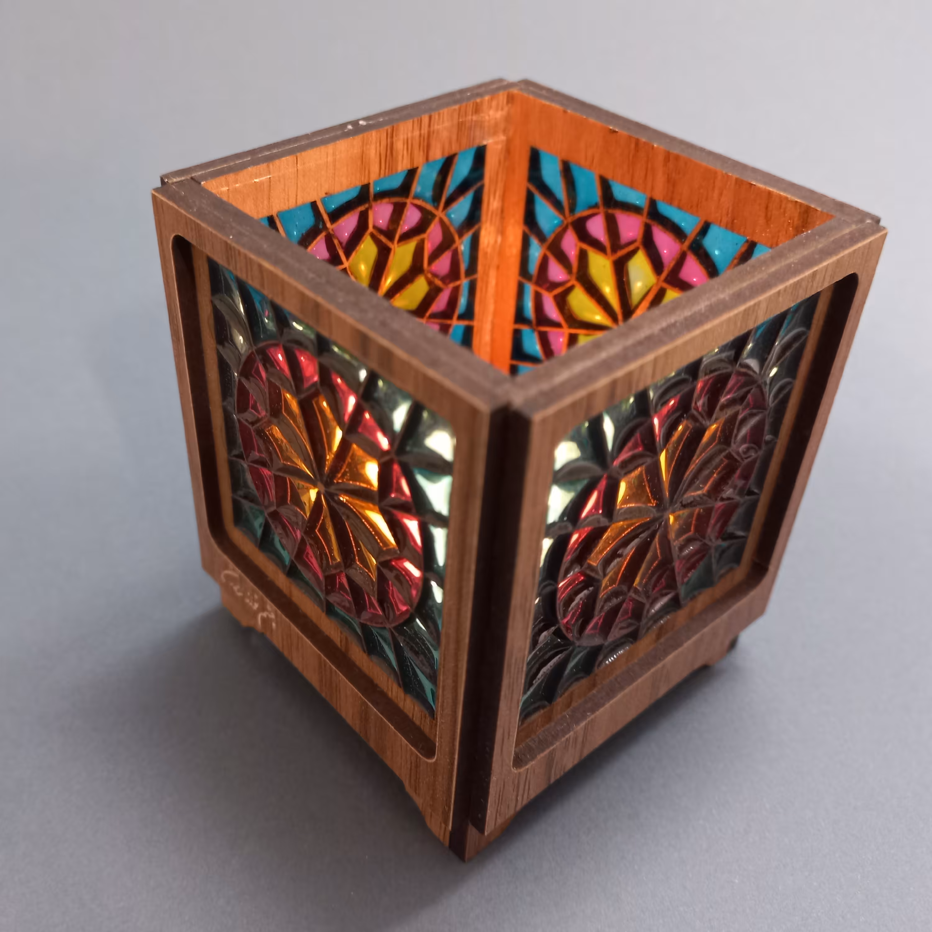 شمعدان طرح گره چینی  (یک جفت )  کار دست    رنگارنگ (پس کرایه)