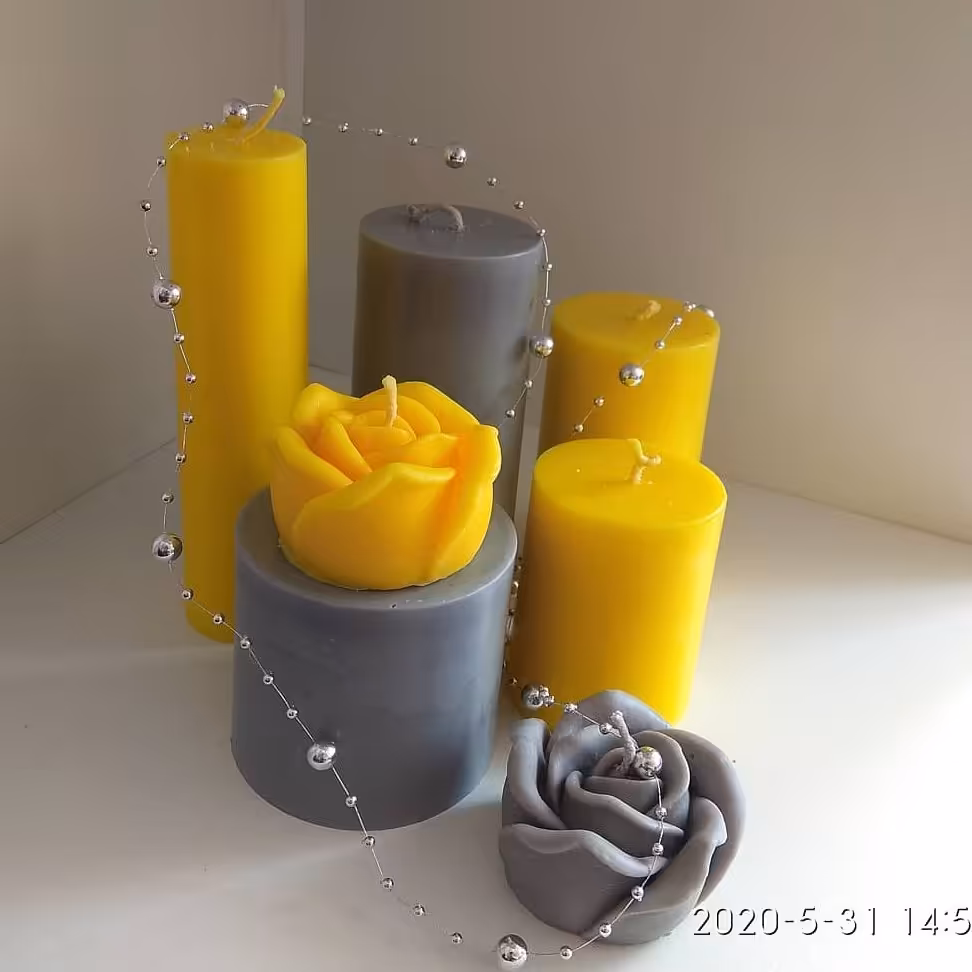 ست شمع 7 تکه رنگ طوسی و زرد شامل شمع استوانه و گل رز قابل سفارش در رنگهای مختلف 