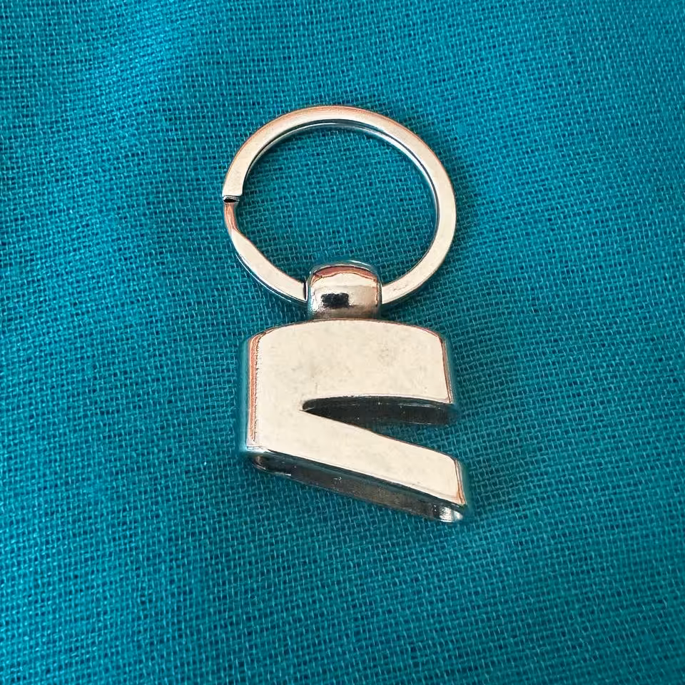 بسته 5 عددی جاسوئیچی چرم خور به همراه پیچ و حلقه رنگ نقره ای طول 6 سانت 