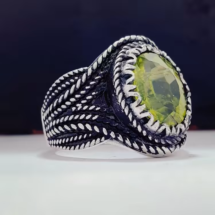 نگین زبرجد اصل و معدنی با رنگ عالی و رکاب نقره مردانه سیاه قلم