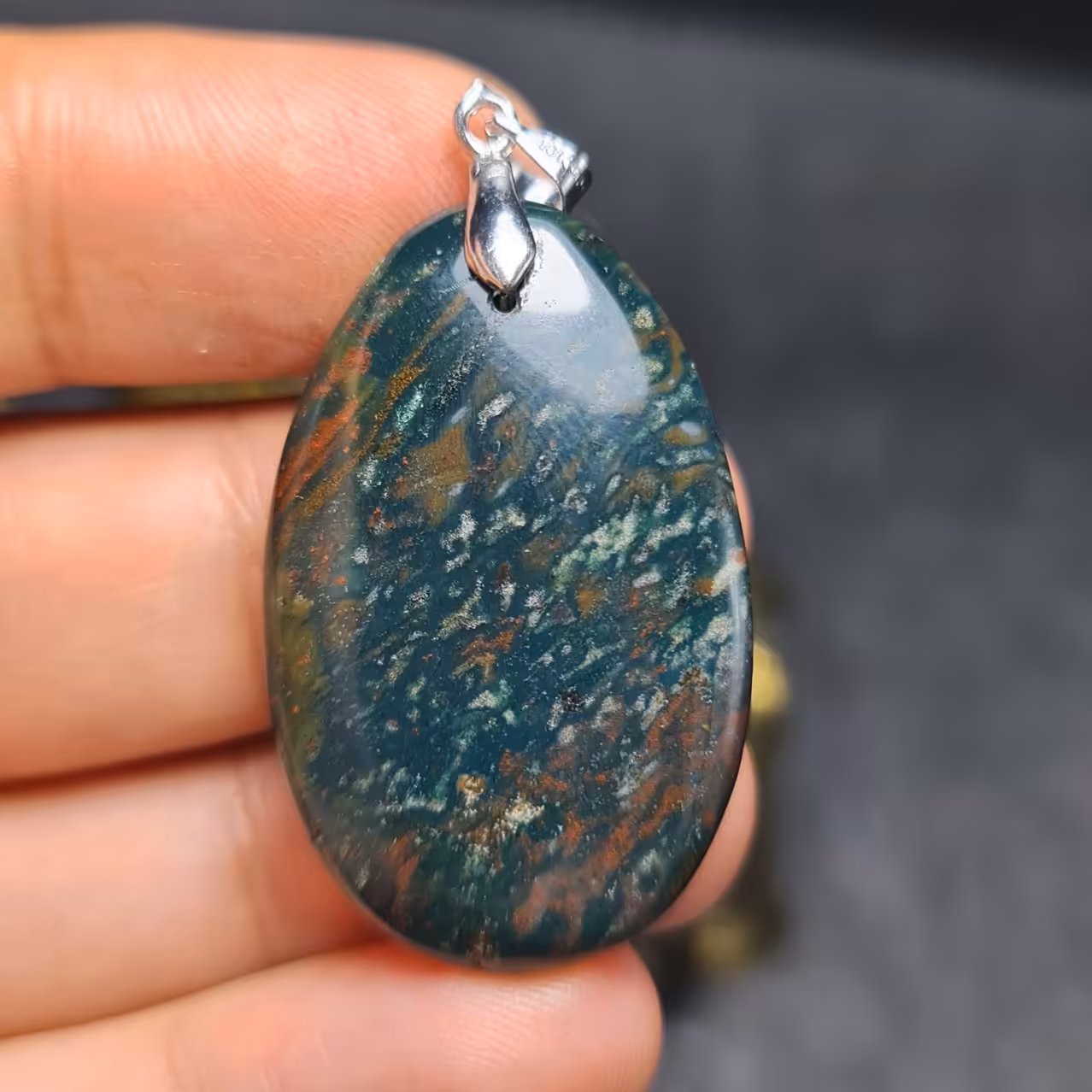 گردن آویز زیبای سنگ صد درصد طبیعی سنگ خون اصل معدنی
کد 28512