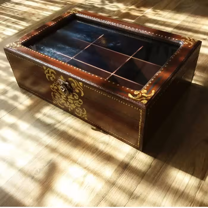 جعبه چوبی پتینه شده رنگ قهوه ای طلایی  طراحی شده با دست و رنگ ثابت قابل تمیز کردن با دستمال مرطوب