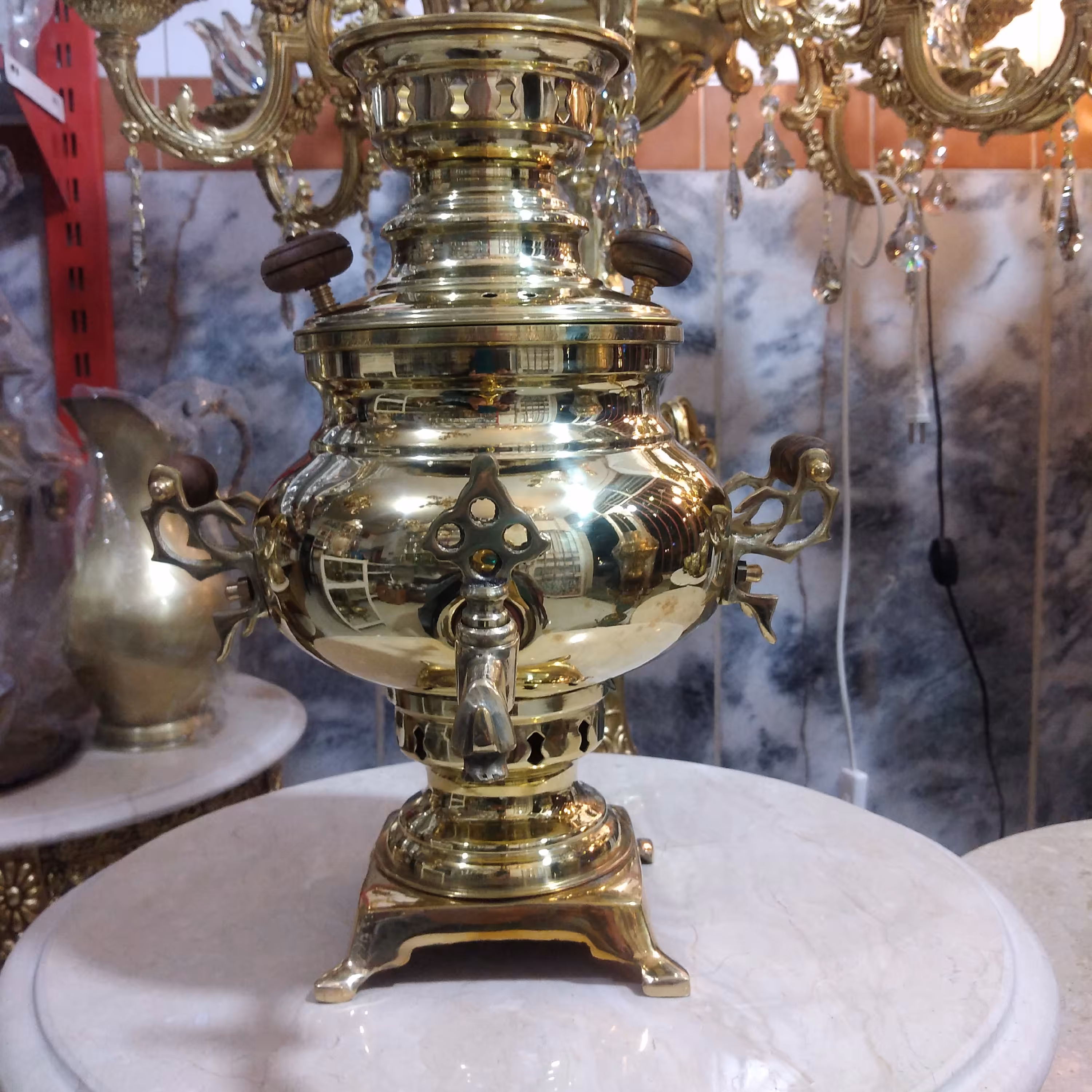 سماور زغالی برنجی 1250گرم بین یک ونیم تا دو لیتر ظرفیت 