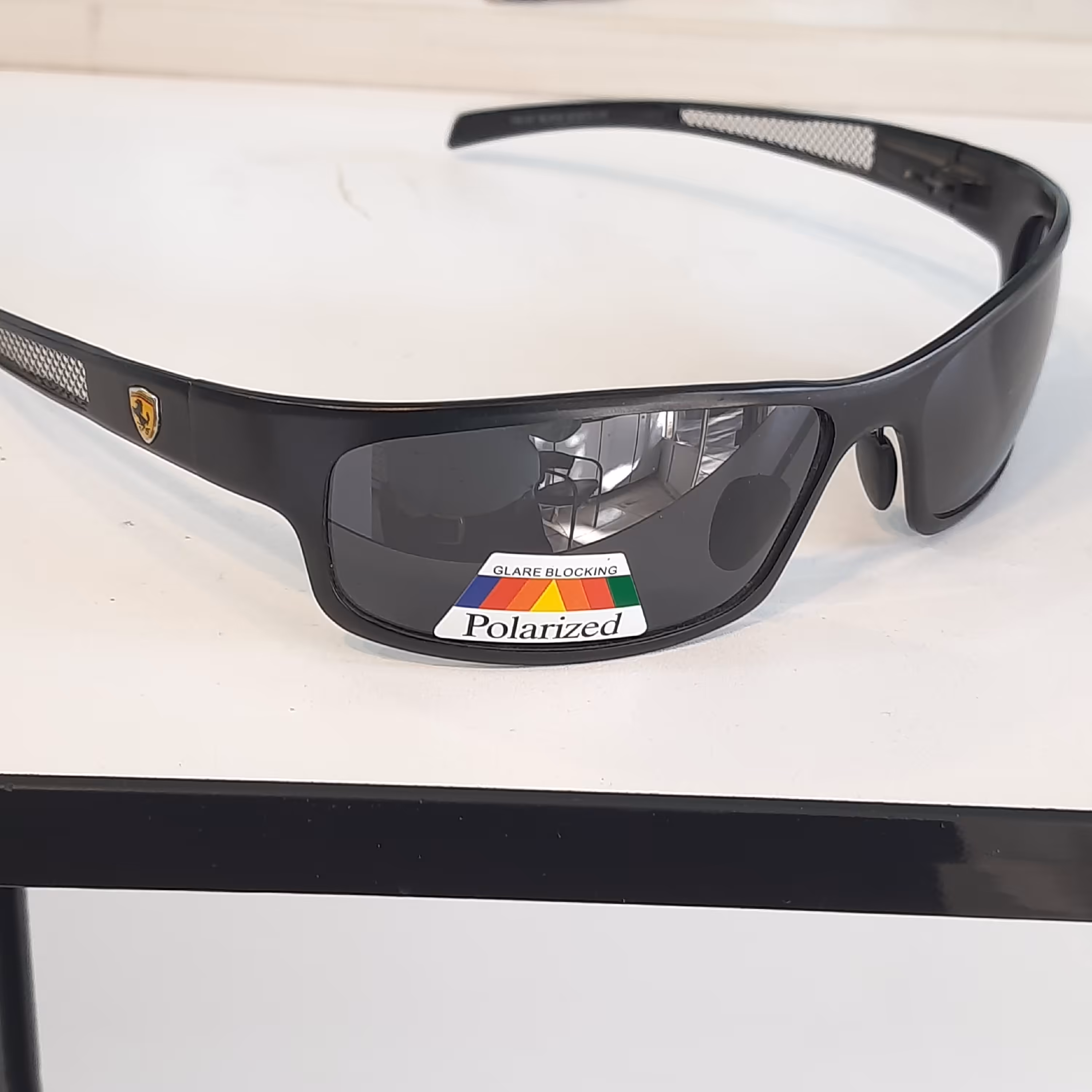 عینک آفتابی برند فراری
جنس فریم  تمام قاب کامل آلومینیوم دسته فنری 
جنس عدسی پلاریزد وuy 400
اورجینال
رنگ مشکی