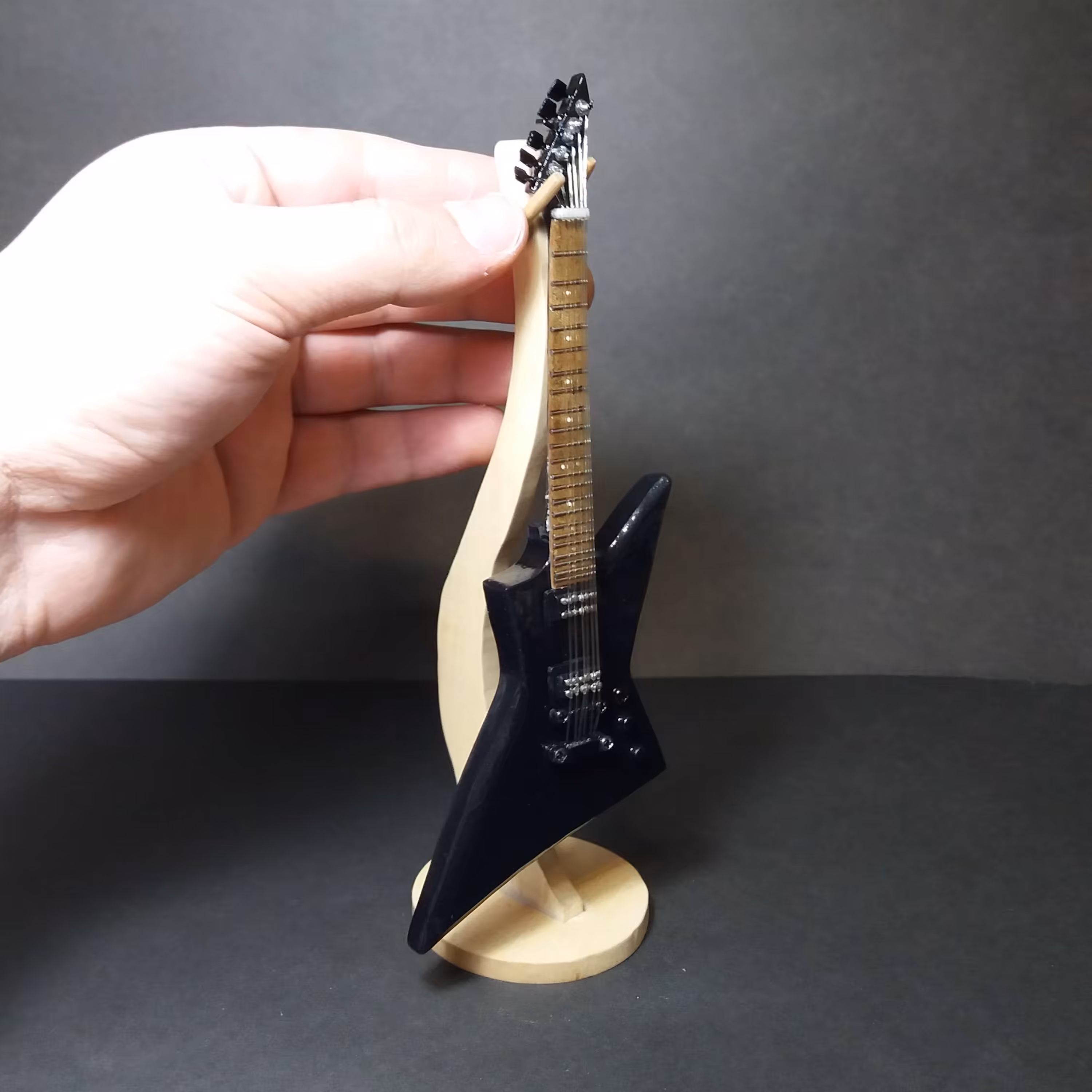 گیتار الکتریک دکوری رومیزی تزئینی چوبی دستساز مشکی براق