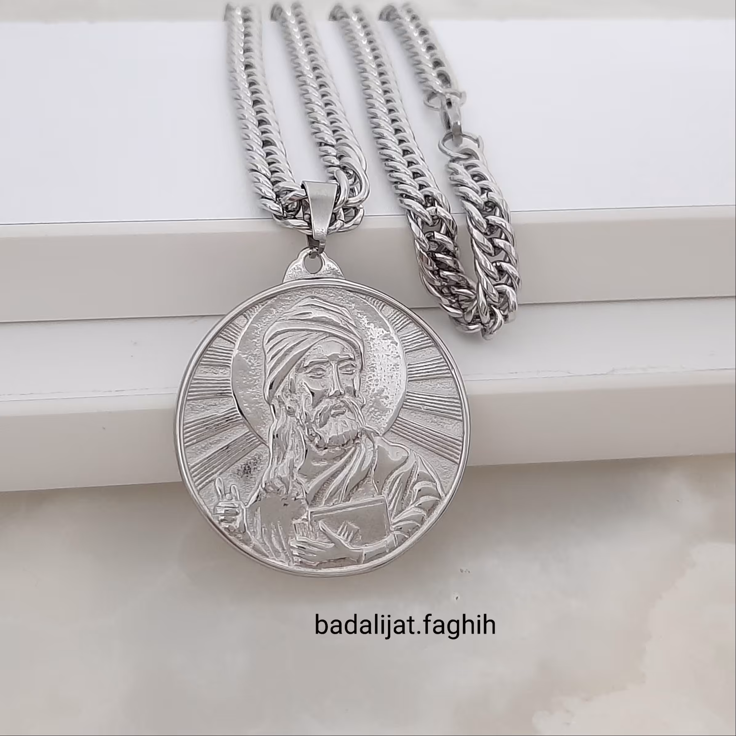 زنجیر و شمایل استیل بسیار با کیفیت ، دو رویه و توپر  و کاملا رنگ ثابت و 