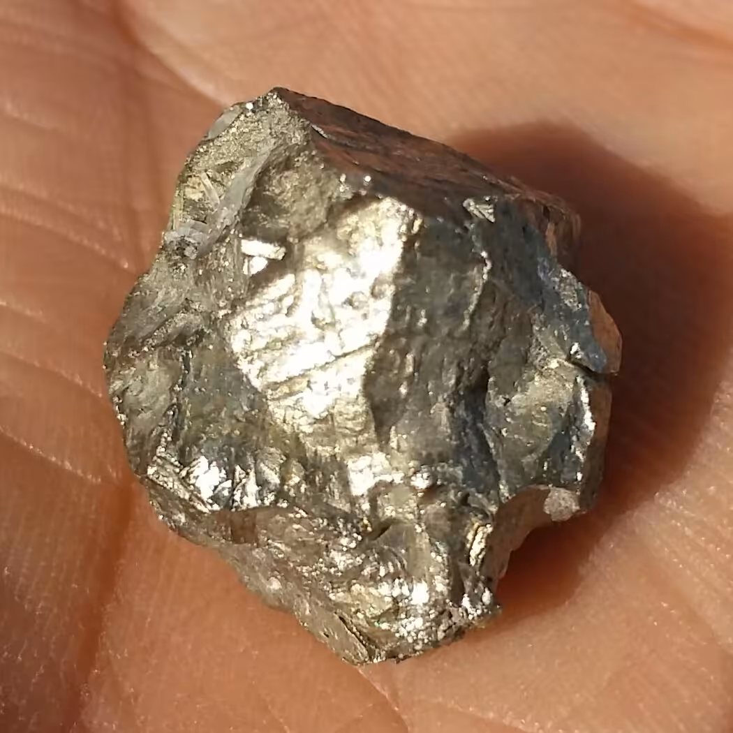 سنگ راف حبه شده پیریت طلایی چشم نواااز ملقب به سنگ طلا 100 در 100 طبیعی شاهکار خلقت
تماما پیریت بدون ناخالصی
بینظیییر
