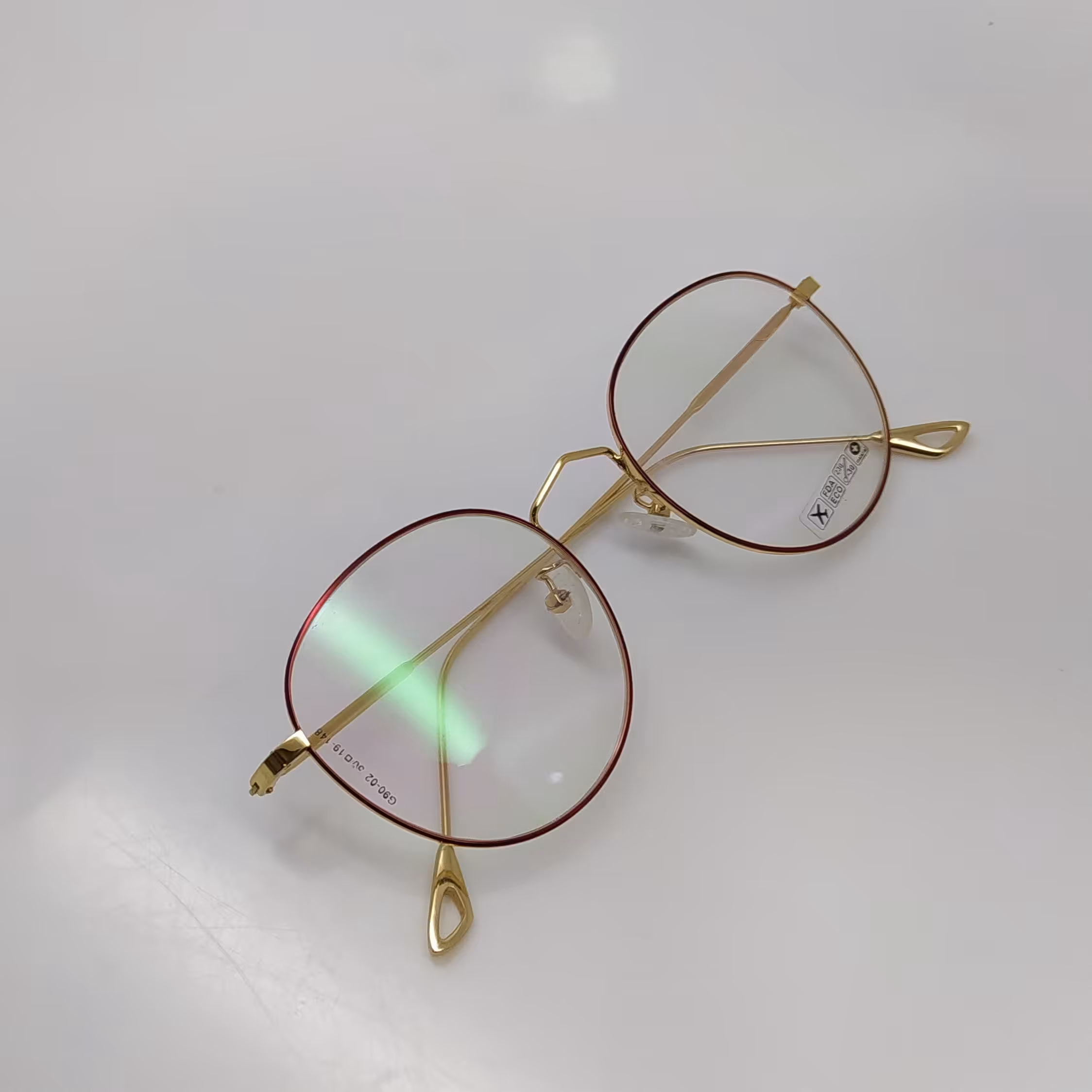 عینک طبی تمام قاب گرد 
جنسیت فریم تمام قاب فلزی
بسیار شیک و لاکچری