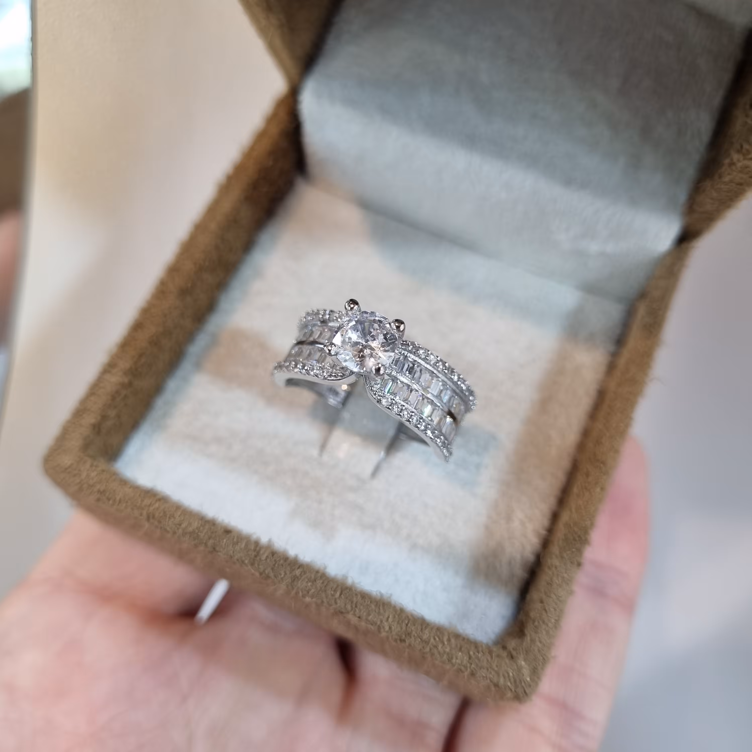 انگشتر نقره سولیتر امرالد مجلل و فاخر جواهری  با عیار 925 و آبکاری طلاسفید بدون ریزش نگین