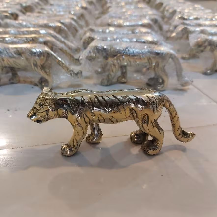 مجسمه ببربرنزی  حیوان سال 1401 نماد قدرت و بی باکی طول 13ارتفاع 5