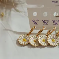 گوشواره بچگانه  اویز دار مدل بابونه استیل رنگ ثابت ضد حساسیت 