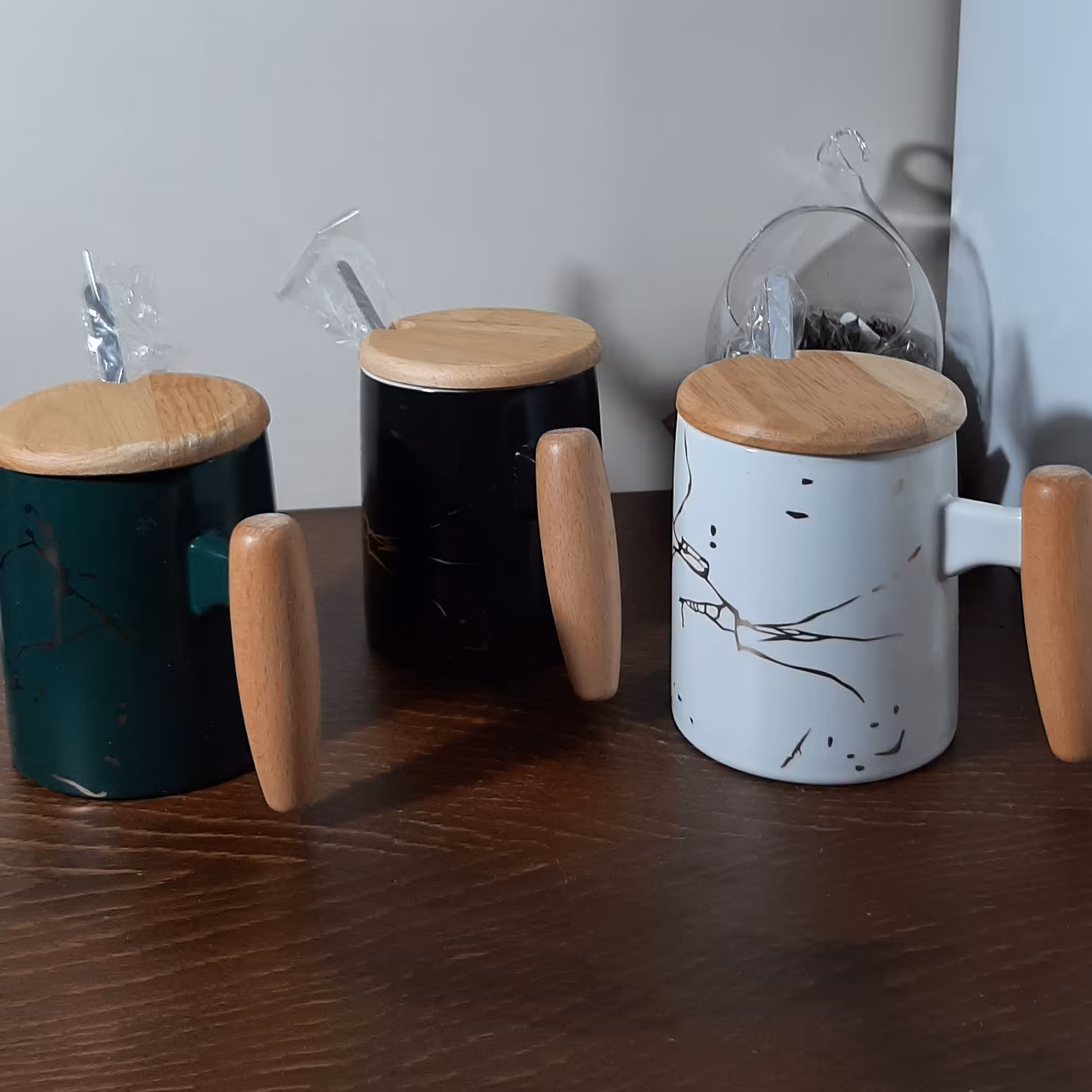 ماگ  سرامیکی دسته بامبو مشکی، درب دار، قاشق فلزی 