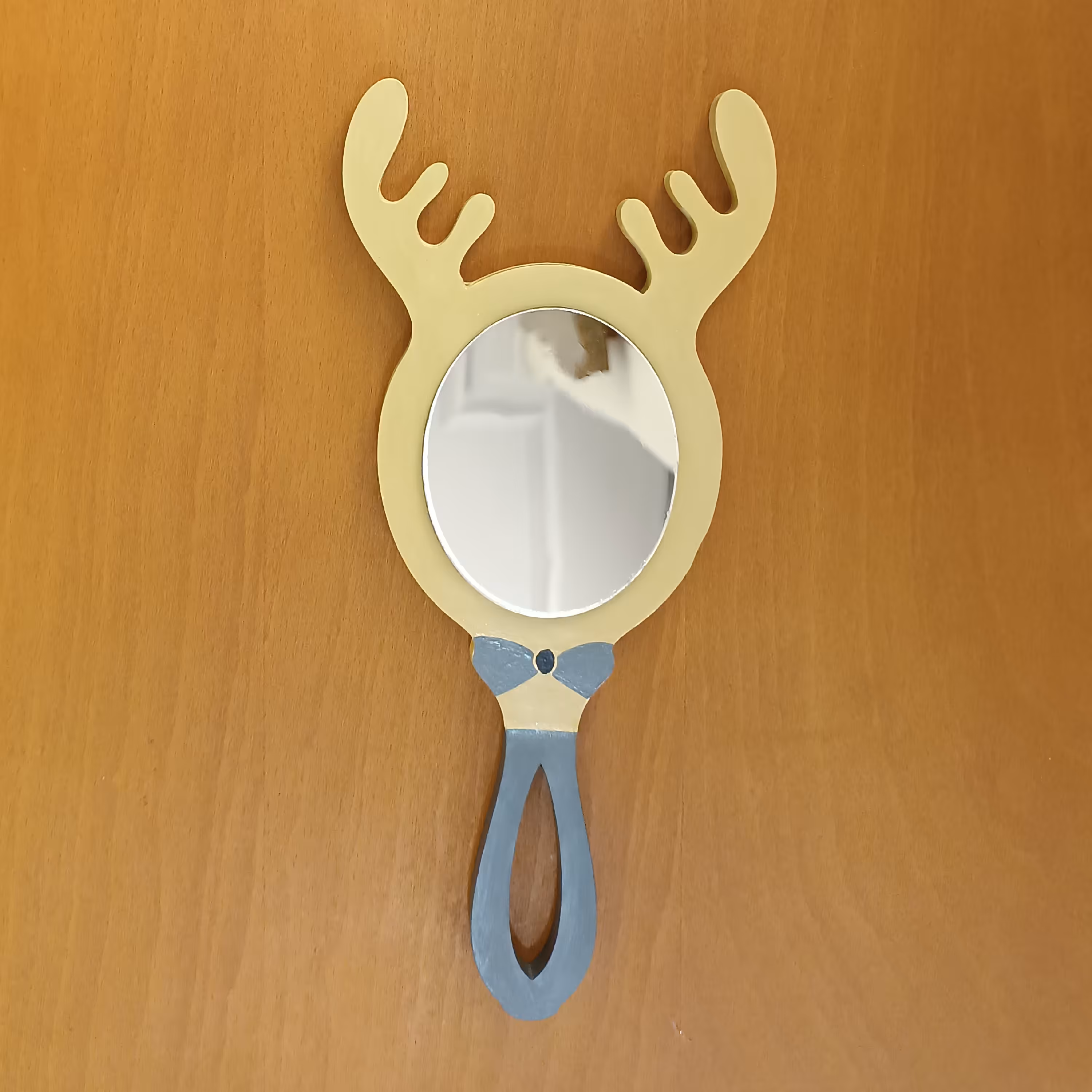 آینه دستی چوبی مدل گوزن مناسب اکسسوری و سیسمونی کودک رنگاچوب