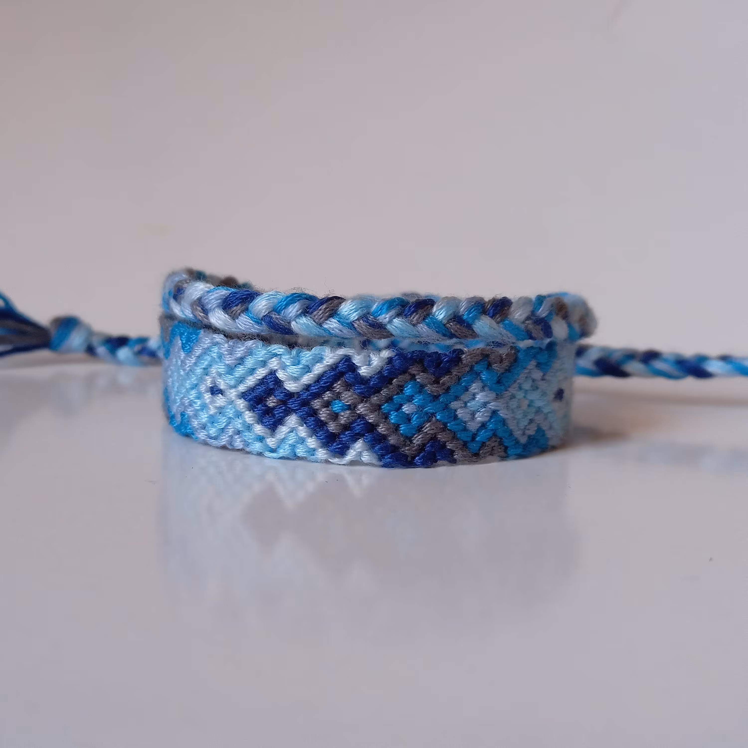 دستبند دوستی دستبافت طرح تیارا تم زمستانی آبی (با گیس اضافه متصل به دستبند) محصول کاملا دستساز تیم گوزن آبی