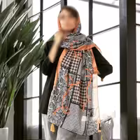 شال نخی طرح جذاب منگوله دار 