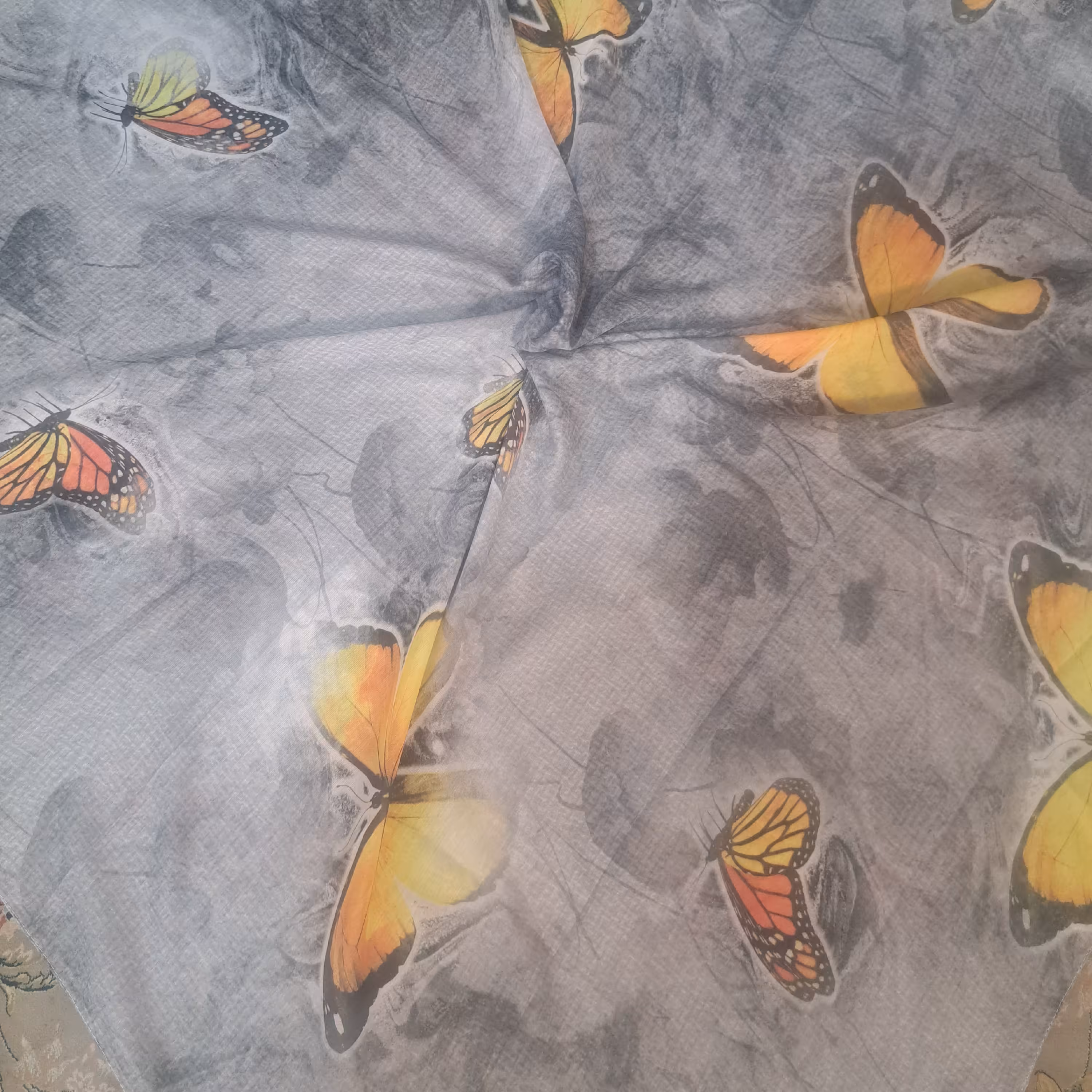روسری طوسی طرح پروانه