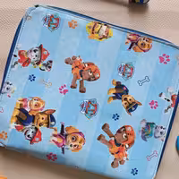 جامدادی کتابی طرح سگ های نگهبان، جنس چرم مصنوعی مرغوب، ابعاد 18 در 21 ،ظرفیت 32 تا مداد رنگی، آستر اشپالت ، کش مرغوب