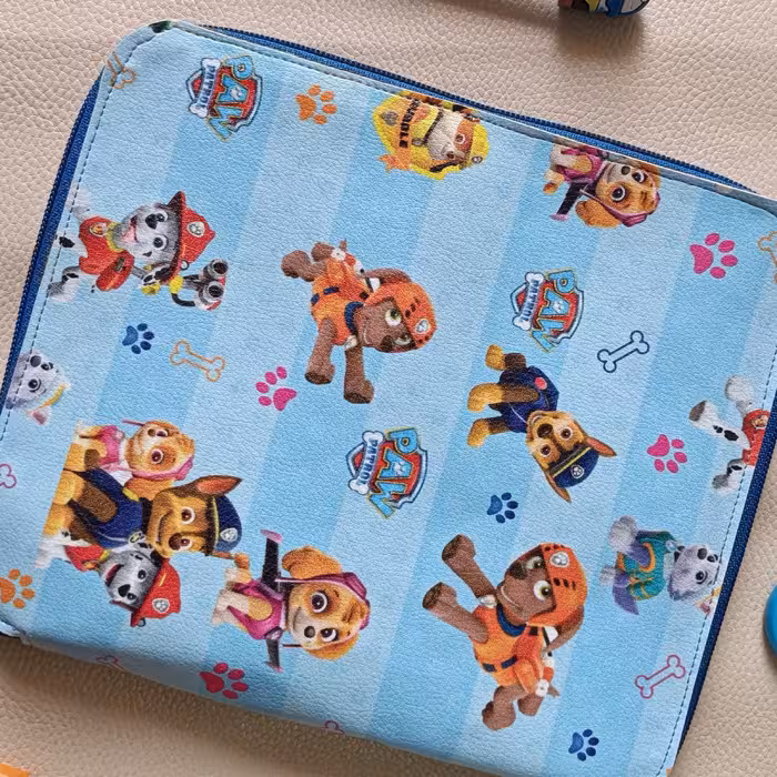 جامدادی کتابی طرح سگ های نگهبان، جنس چرم مصنوعی مرغوب، ابعاد 18 در 21 ،ظرفیت 32 تا مداد رنگی، آستر اشپالت ، کش مرغوب