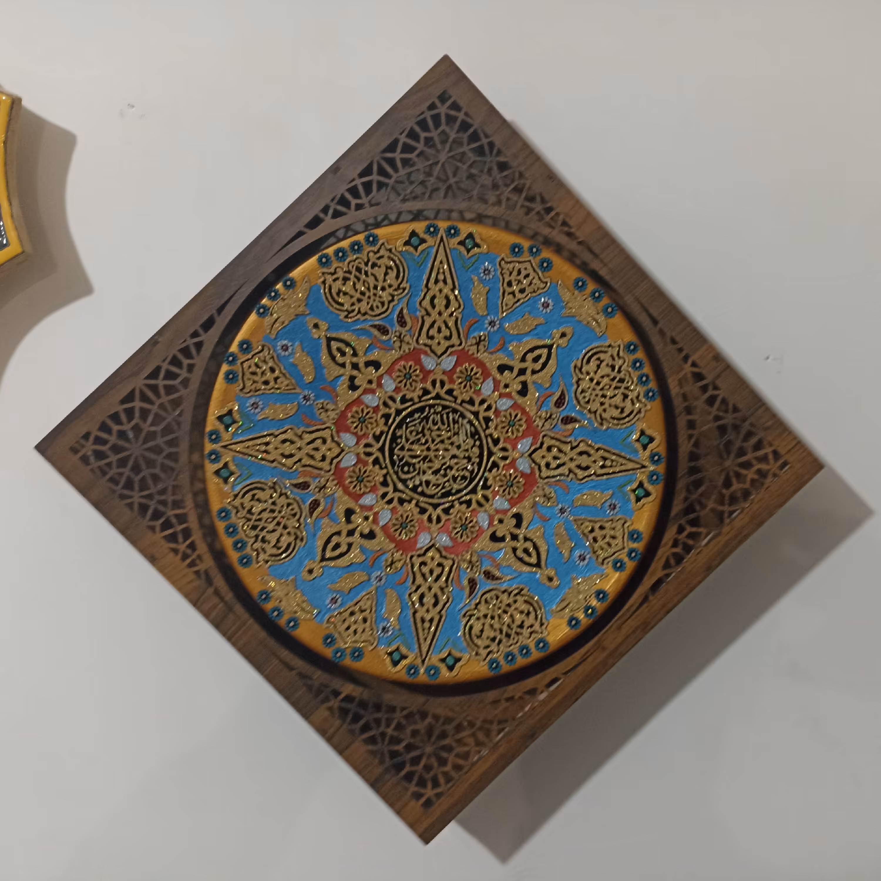 دیوار کوب با هنر پرشنگ منقوش به اسم مبارک الله و پنج تن