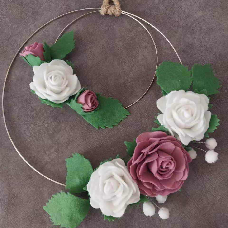 حلقه گل های تزینی با استفاده شده از جنس مرغوب نمد در طرح و رنگها و سایز مختلف تهیه میشود قابل سفارش