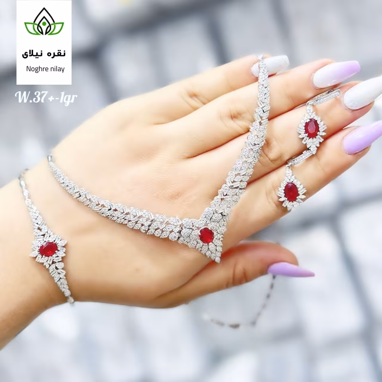 سرویس   نقره عیار 925آبکاری طلا سفید  دارای رنگ ثابت تضمینی بدون ریزش نگین   . ارسال رایگان  و  دارای فاکتور معتبر 