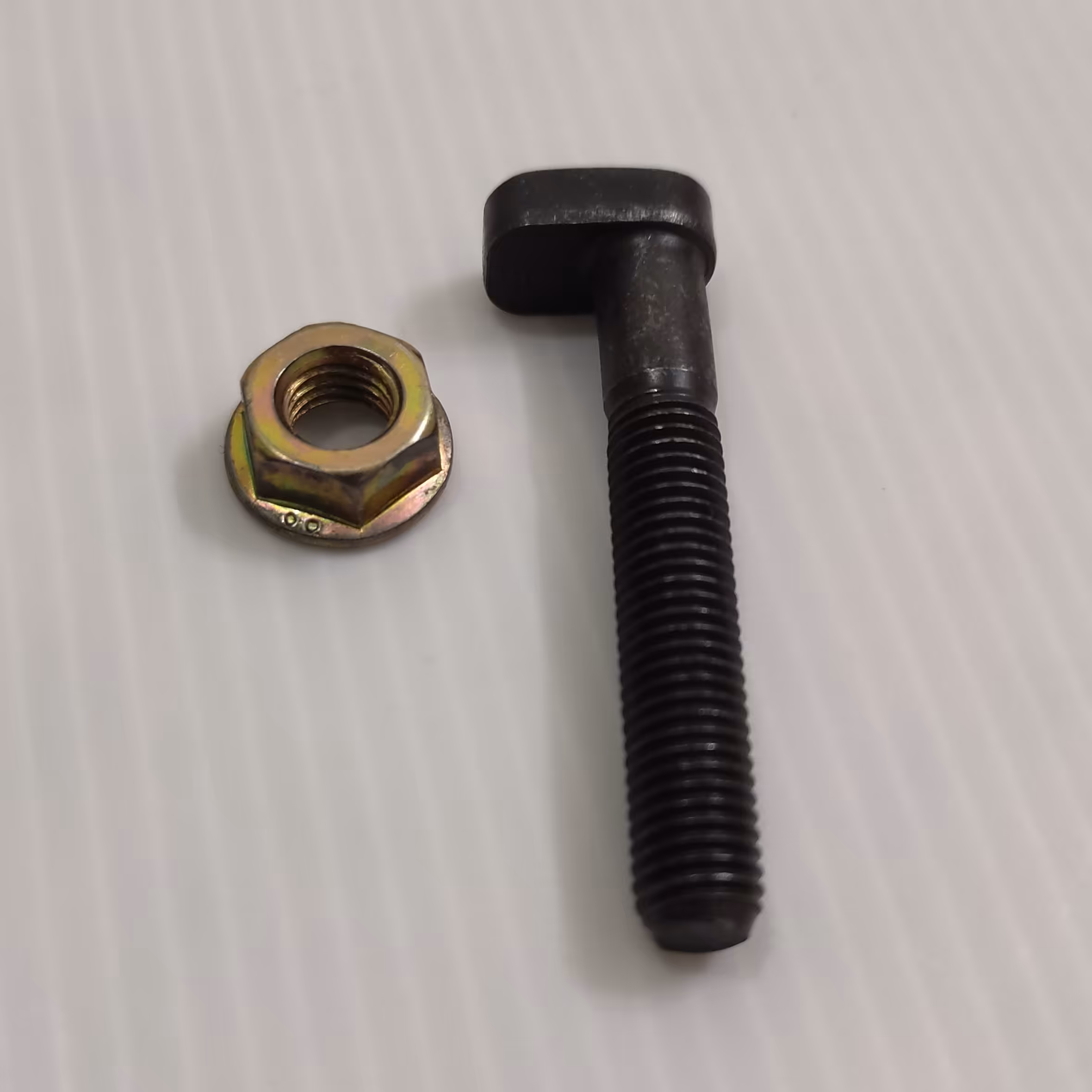 پیچ کمربندی پلوس پژو 206 و 207 شرکتی با مهره (1عدد)