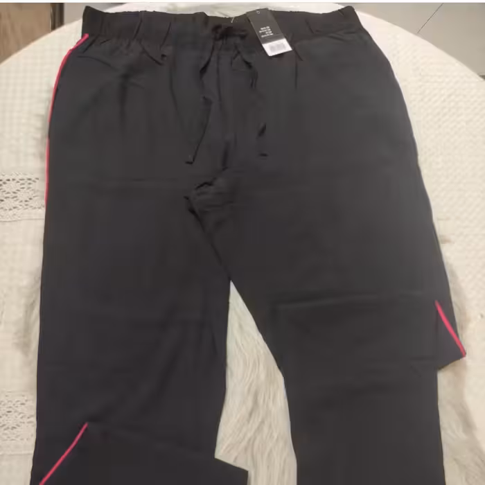 شلوار تمام نخ.کمرکش و قابل تنظیم با بند.جیب دار.مدل راسته.بغل دو طرف شلوار نوار دوزی سرخابی.بسیار شیییک و راحت 