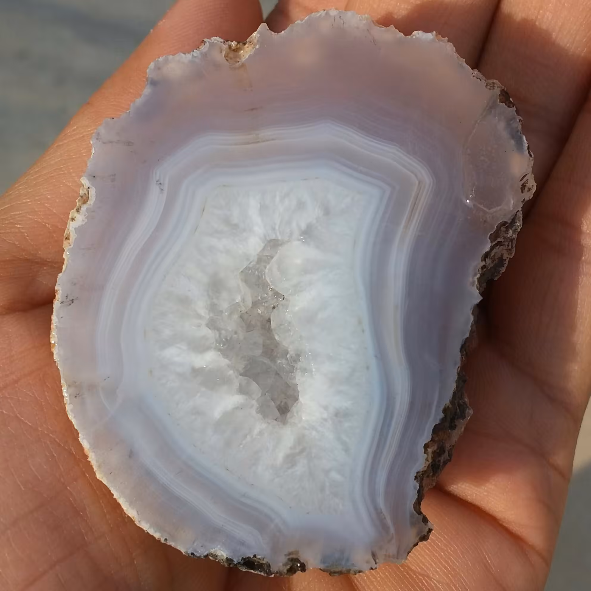 اسلایس سنگ راف عقیق سلیمانی 3بعدی ژئود دار تو خالی بسیار دیدنی شاهکار خلقت کاملا طبیعی
با قابلیت ساخت چند نگین زیبا