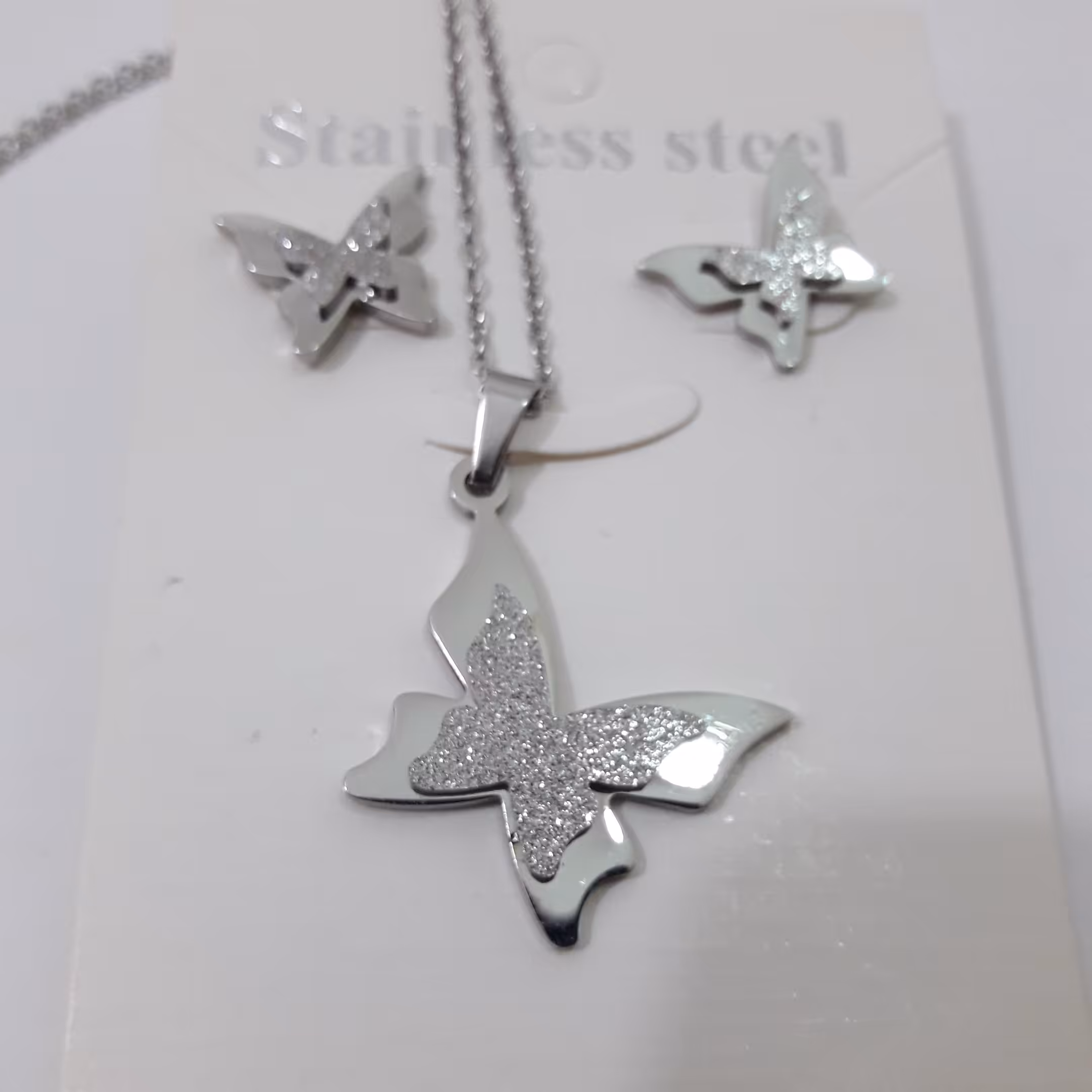  نیم ست پروانه نقره ای همراه با  زنجیر