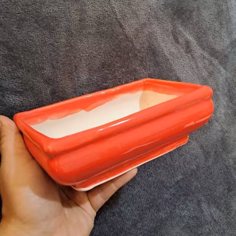 گلدان مستطیلی قرمز. سرامیکی مناسب گل و گیاه 