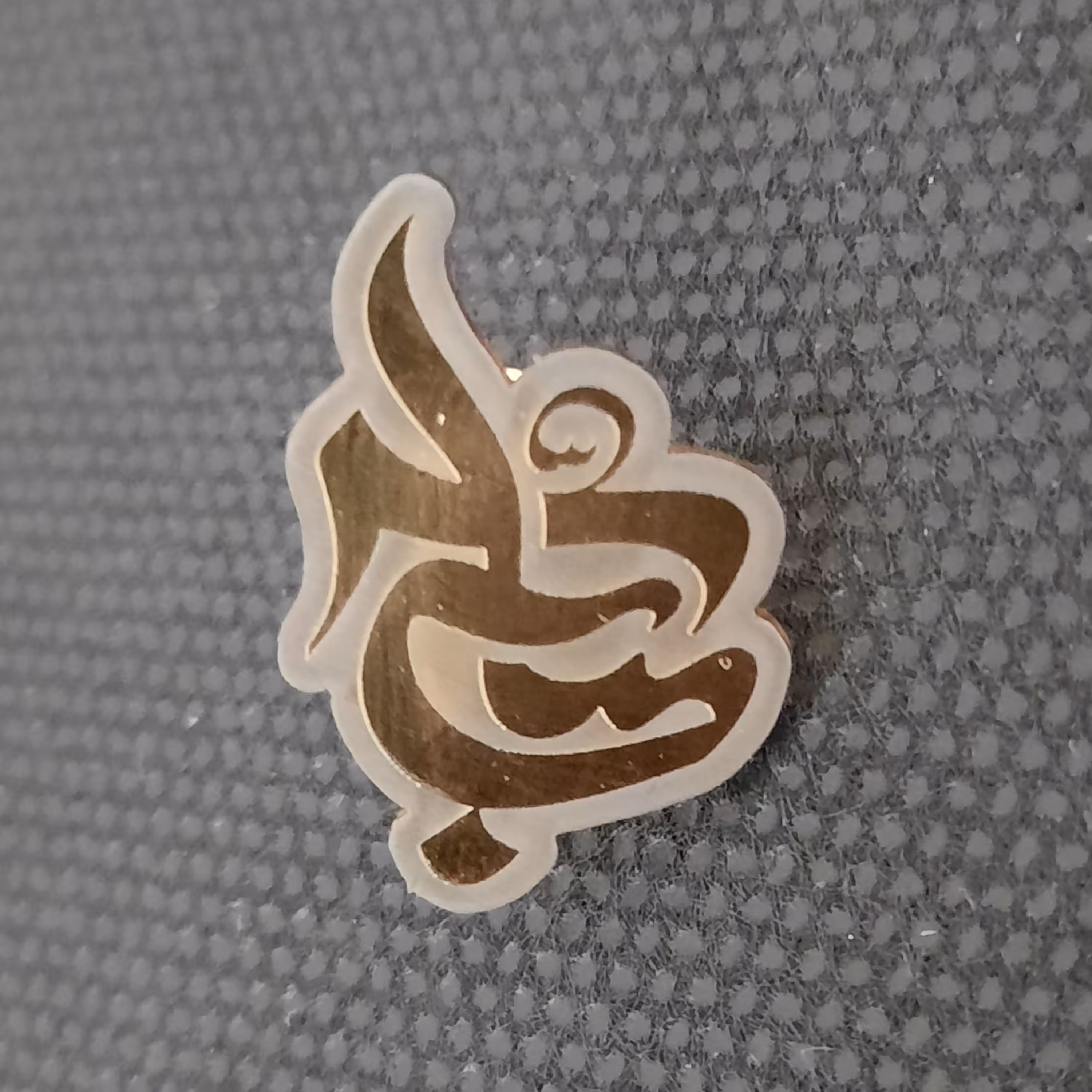 00102111-بج سینه ساده عباس باچاپ اسیدشویی و رنگ طلایی