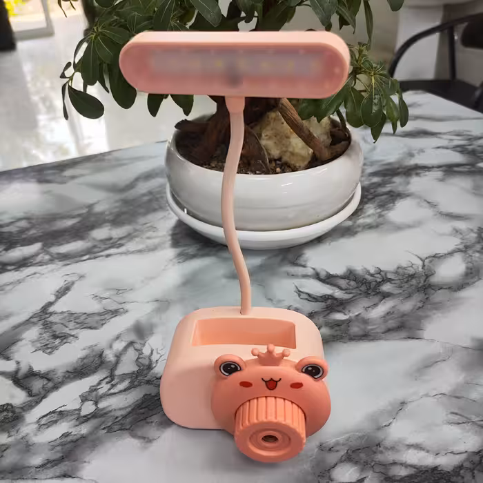 چراغ مطالعه رومیزی چند کاره همراه با مداد تراش طرح دوربین