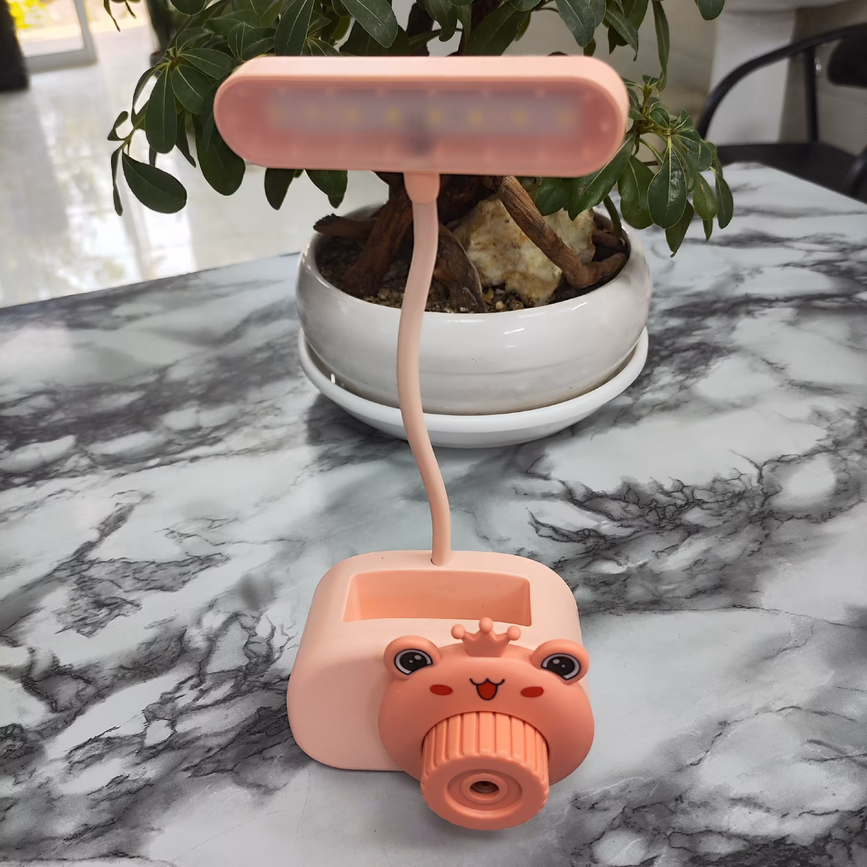 چراغ مطالعه رومیزی چند کاره همراه با مداد تراش طرح دوربین