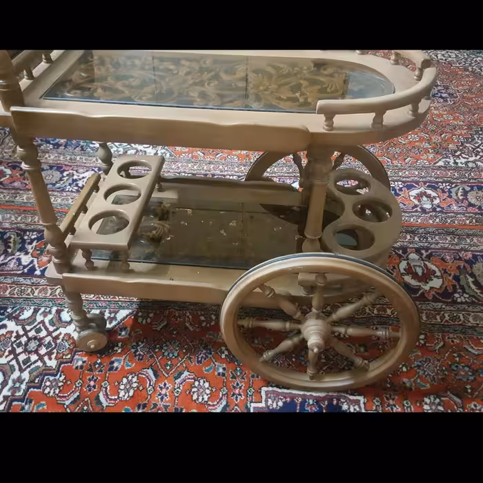 چرخ پذیرایی (چرخ بار)چوبی ،ازجنس چوب گردو،با وزن حدود 10 کیلوگرم.