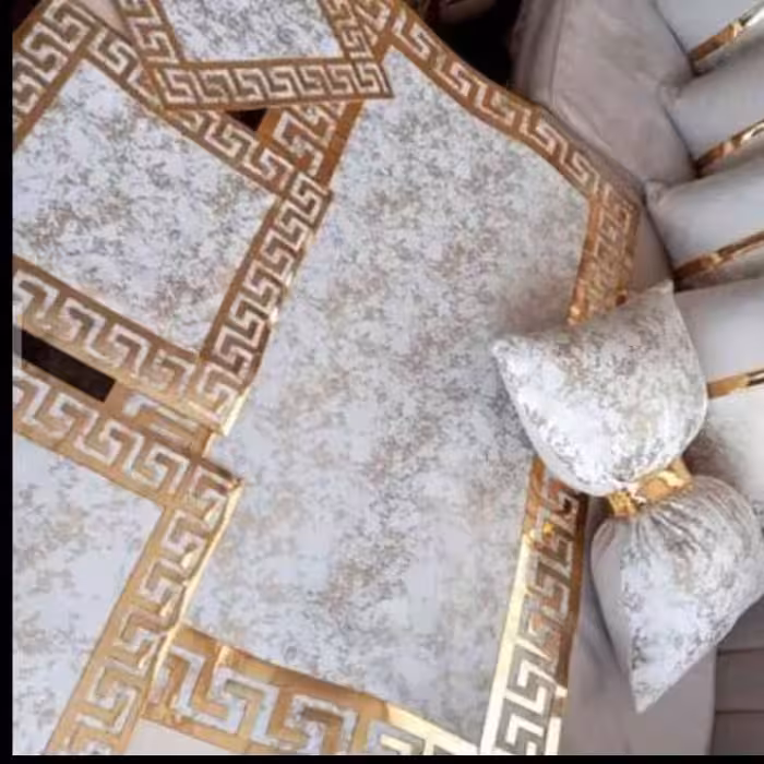 رومیزی 90در148 مخمل طلاکوب کرم نسکافه ای وچرم طلایی مات طرح ورساچه