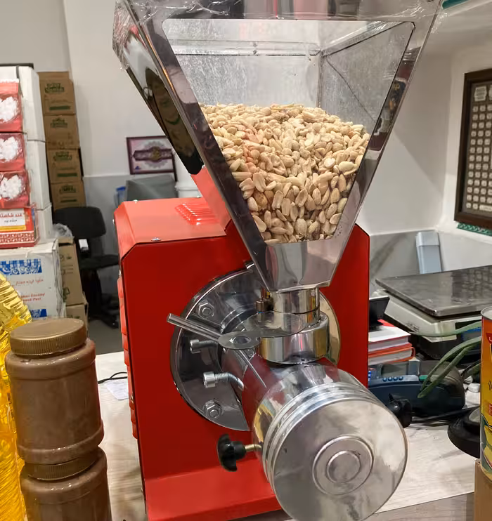 کره بادام زمینی ، بادام پوست کنده و تفت داده شده تازه