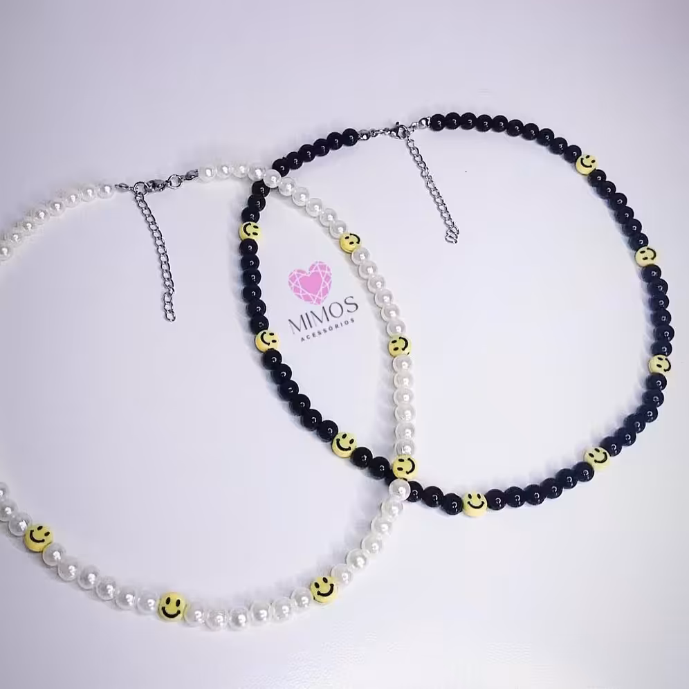 فون چارم سفید و مشکی استیکر لبخند