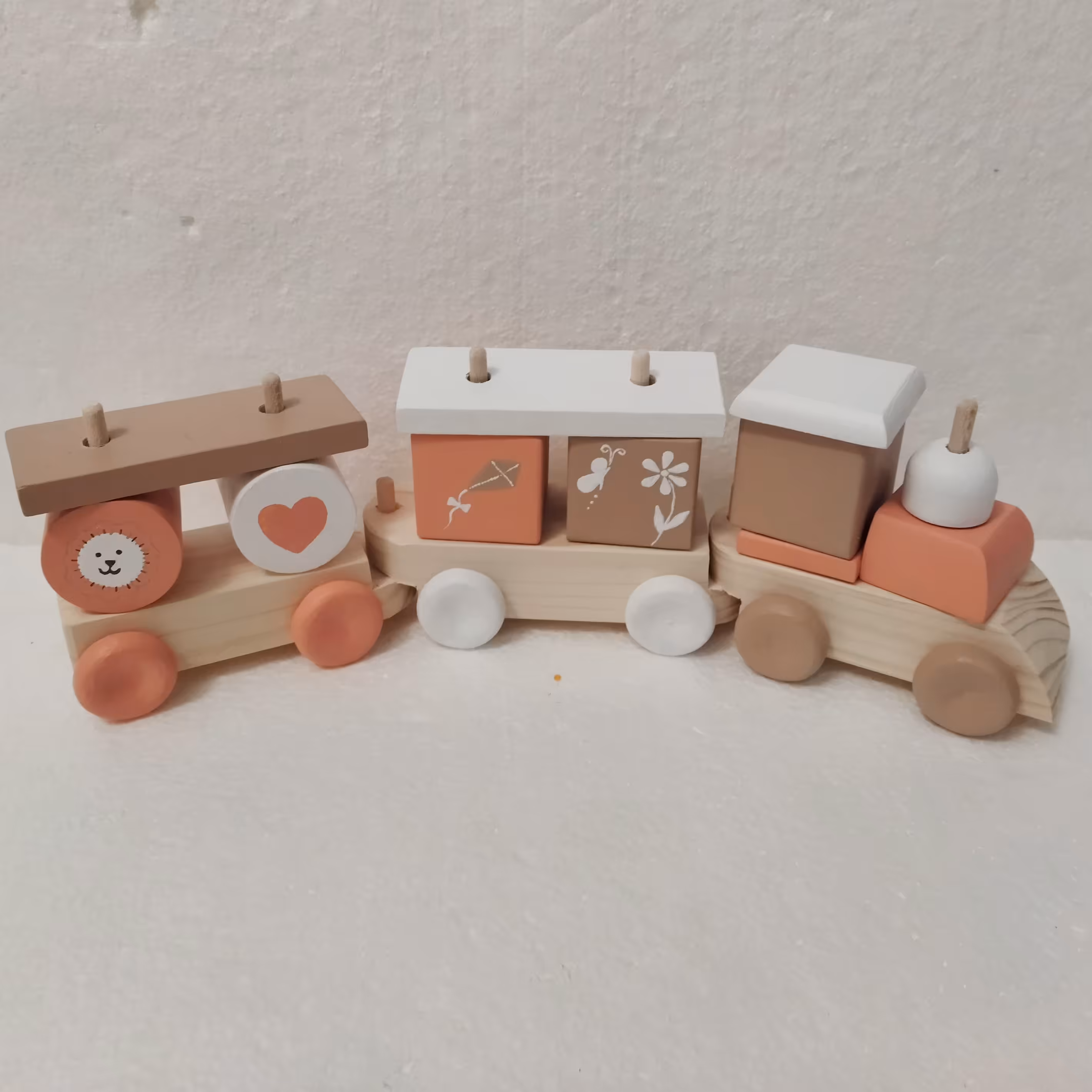 اسباب بازی چوبی قطار مونته سوری دست ساز با برند نیلو تویز با طراحی واگن ها