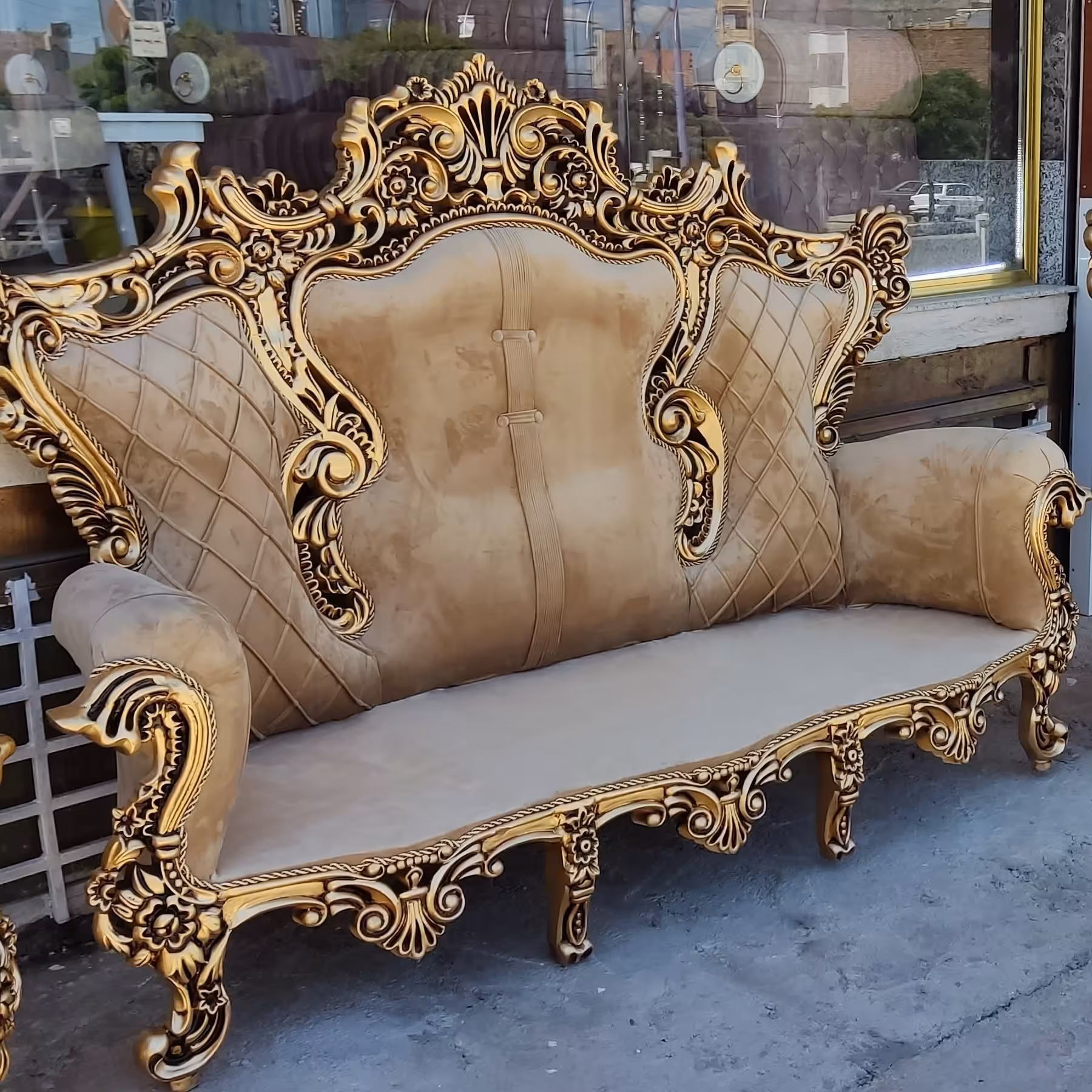 مبل سلطنتی دسته چوبی