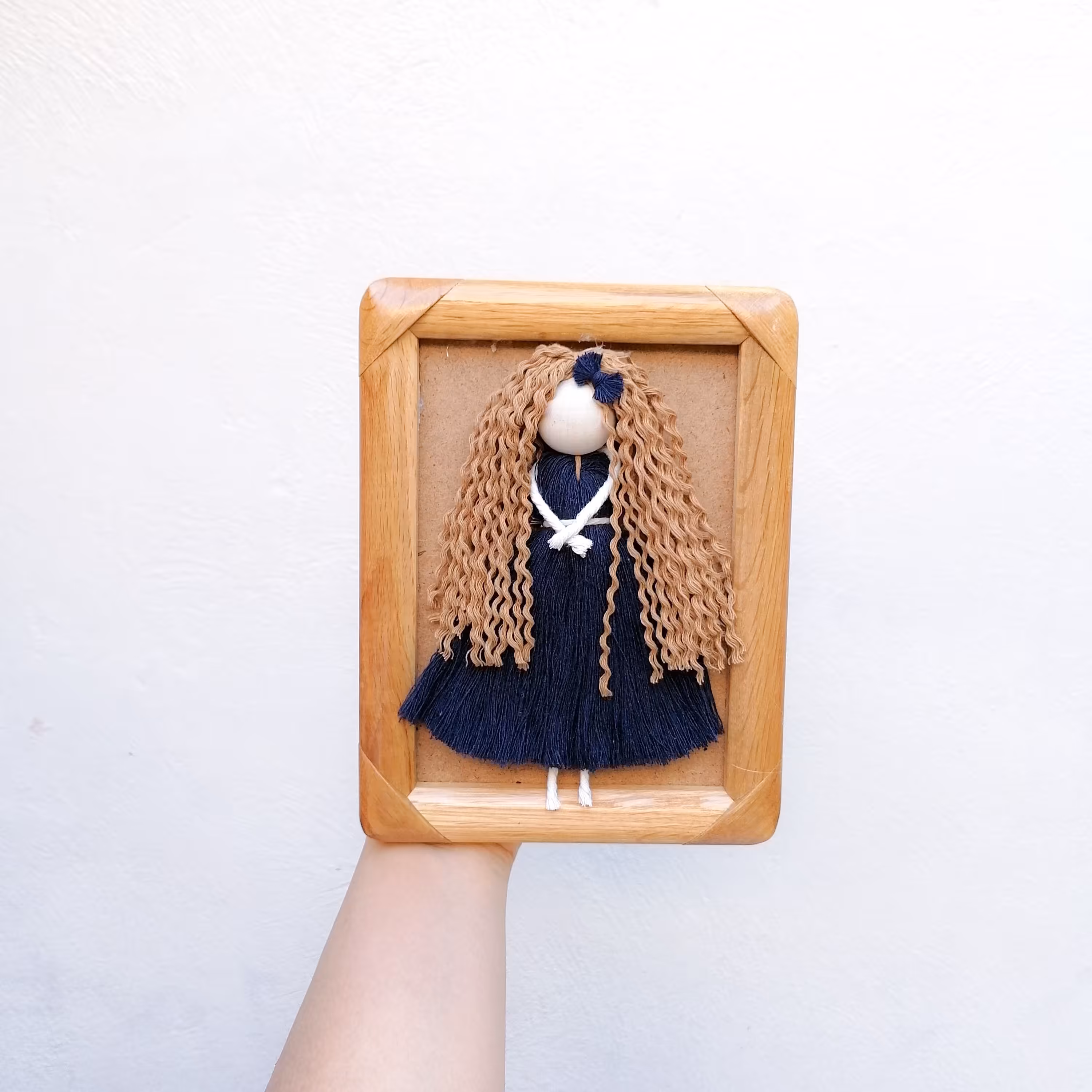 تابلو عروسک مکرومه دستبافت سرمه ای