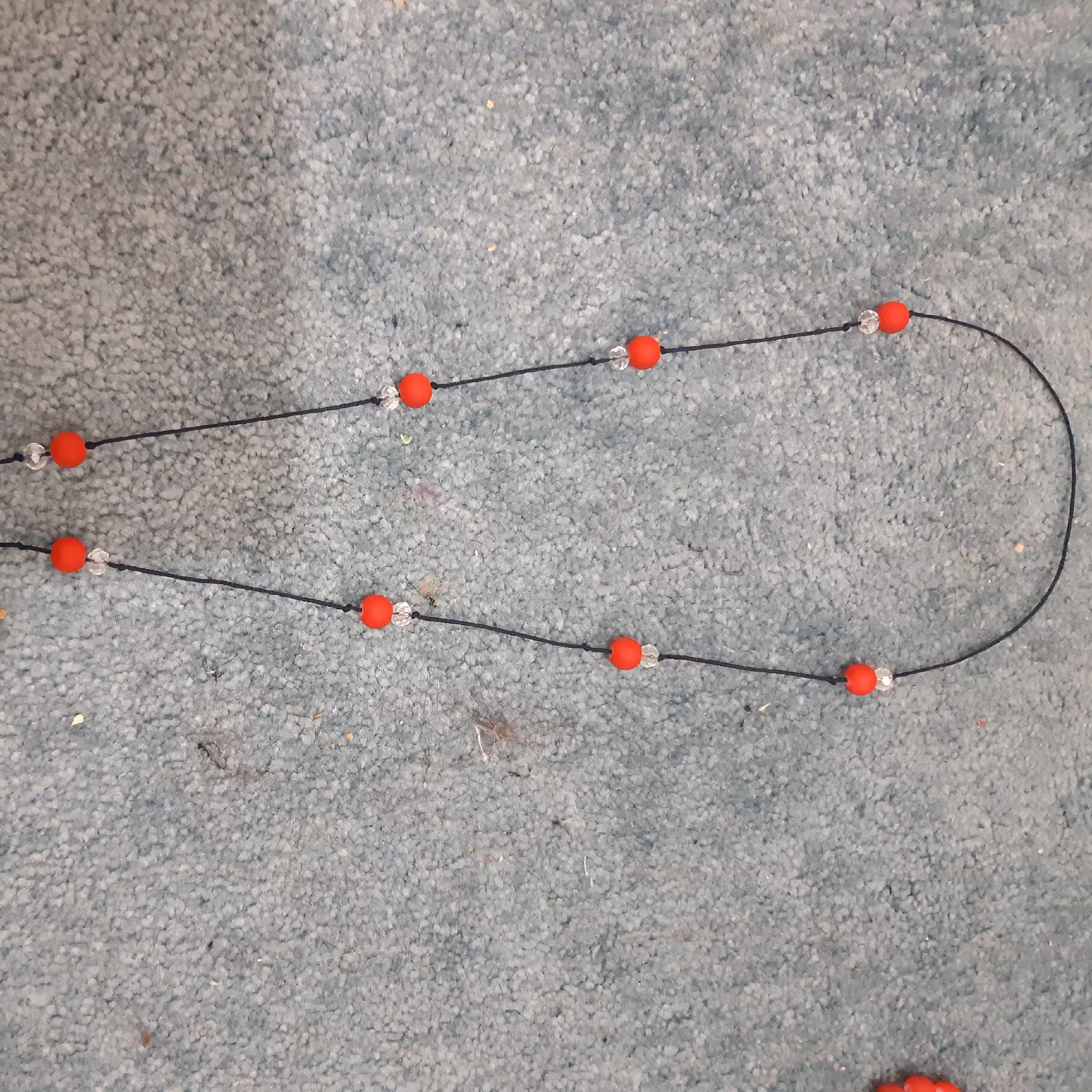 بند عینک مینیمال با مهره قرمز مات و کریستال و بند مشکی ، قهوه ای یا طوسی، به انتخاب شما