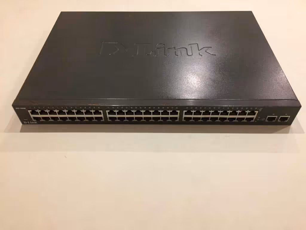 سوییچ استوک 48 پورت مگابیتی و رکمونت دی-لینک مدل DLink DES-1050G همراه با 2 پورت گیگابیتی