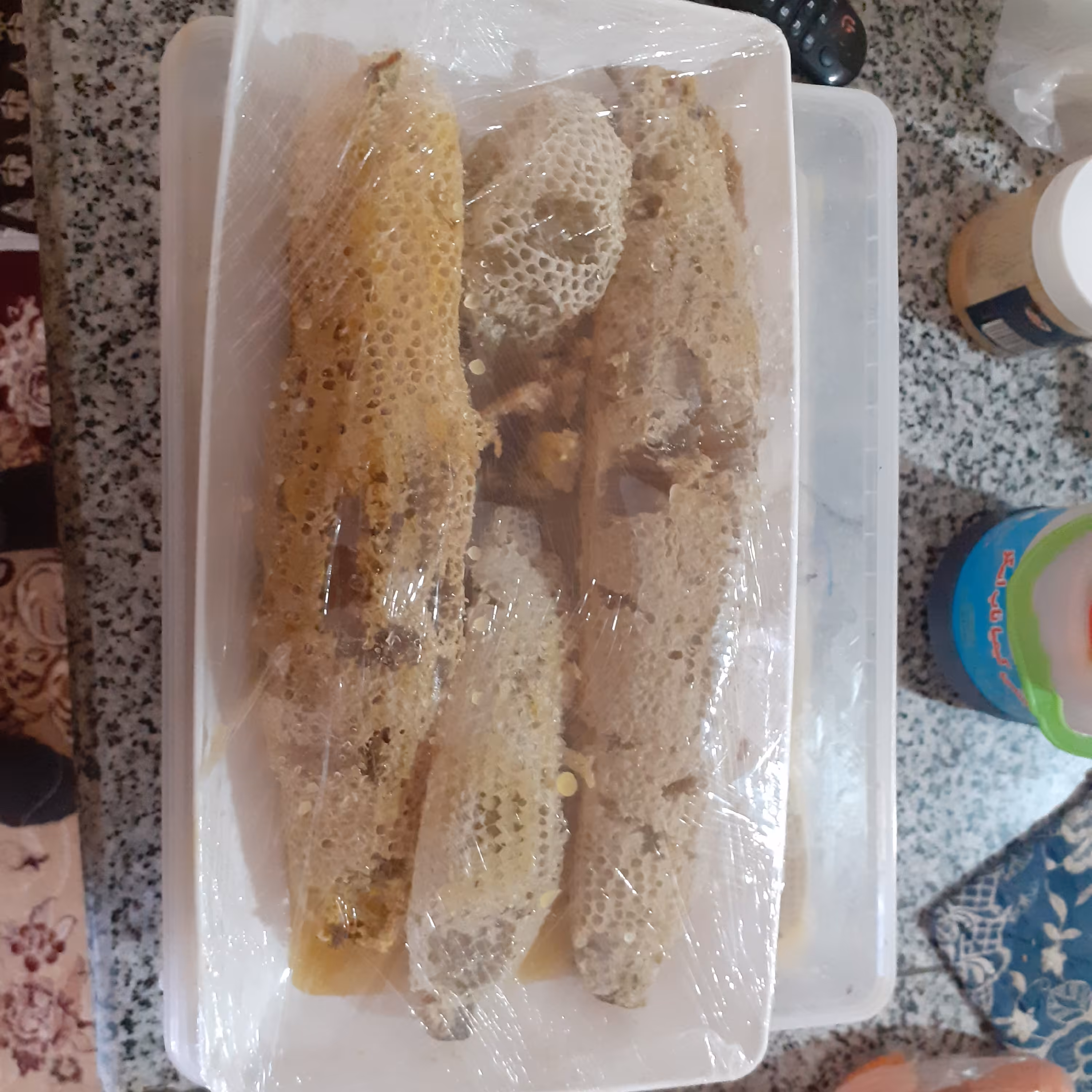 عسل وحشی  طبیعی بدون دخالت انسان      به وزن00 15گرم  با شاخه و موم طبیعی  ساکارز زیر یک درصد