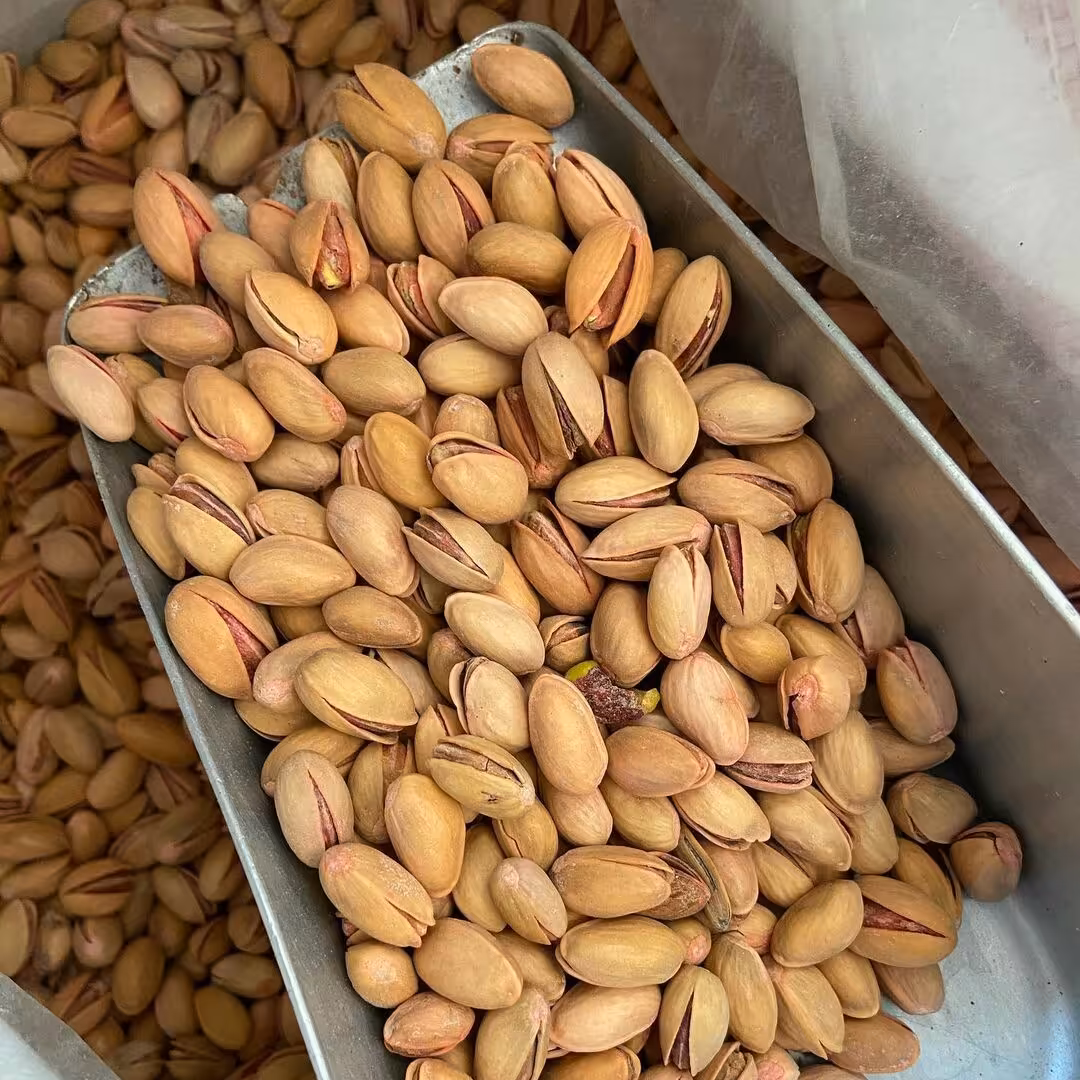 پسته درجه یک احمد آقایی 500 گرم بسیار تازه و با کیفیت بسیار بالا لوکس و مخصوص آجیل