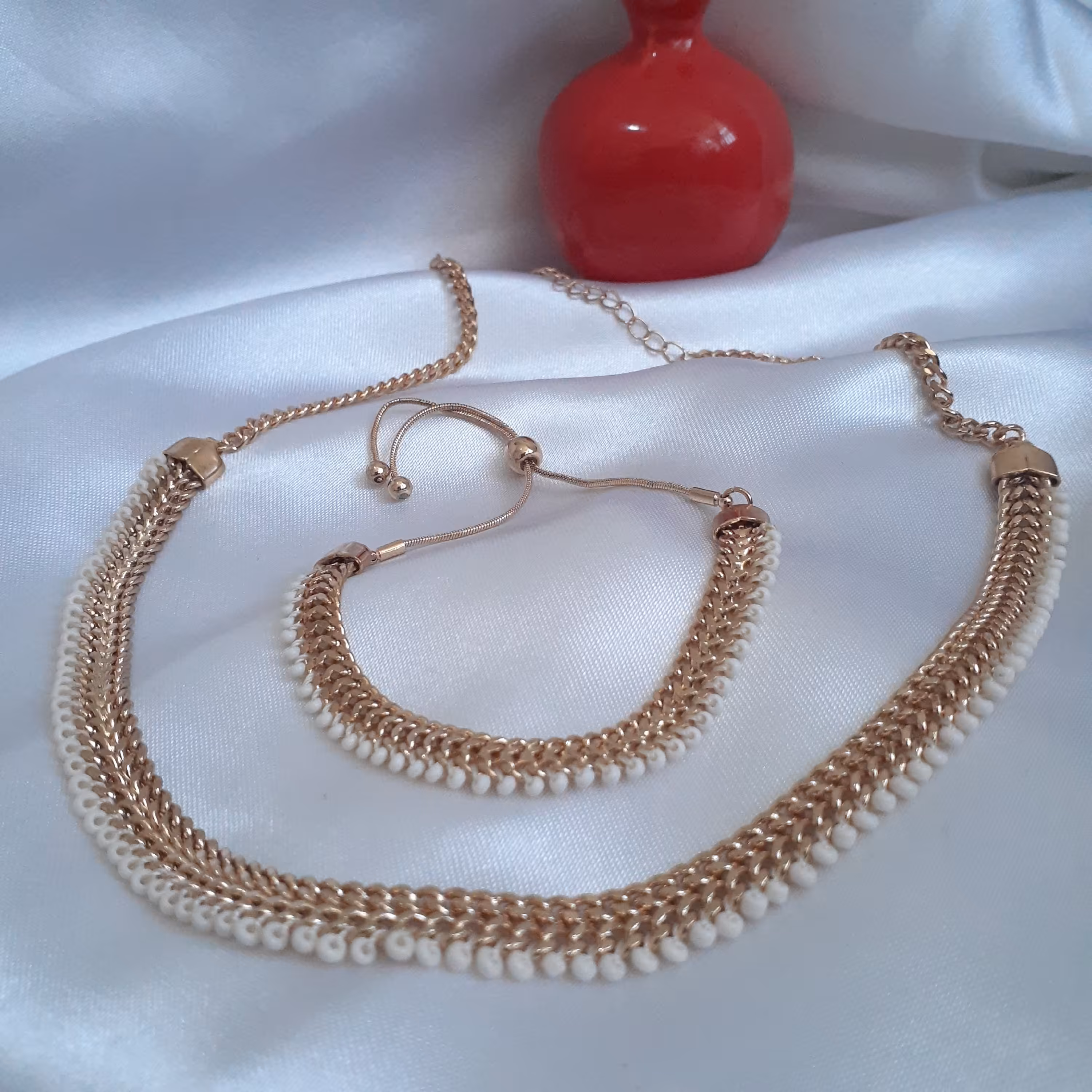 نیم ست دستبند و گردنبند رنگ طلایی برند آی ام