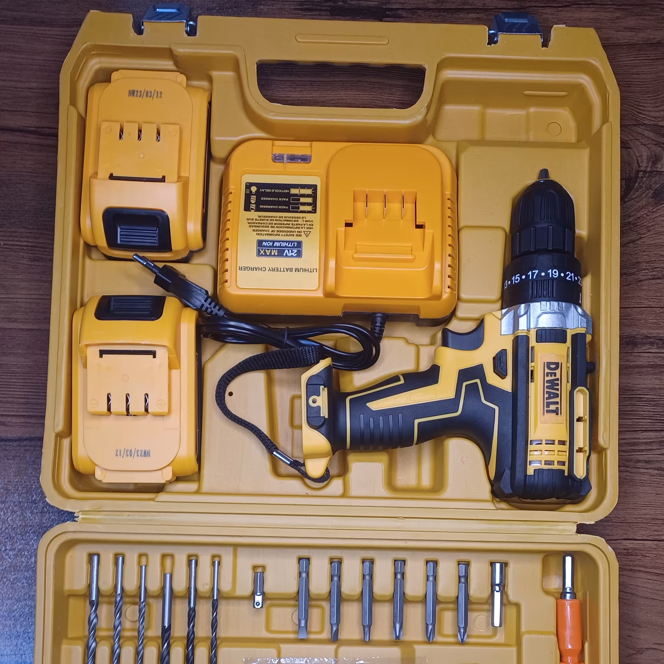 دریل شارژی چکشی دیوالت 21 ولت بهمراه مجموعه ابزار و ضمانت بدون قید و شرط 6 ماهه 