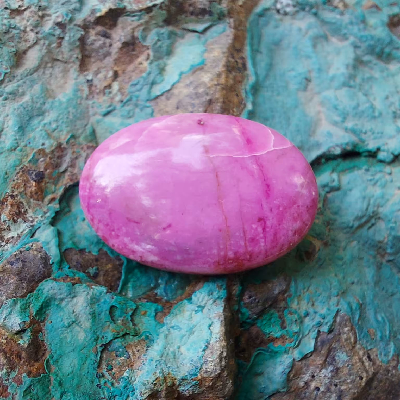 نگین کبالتو کلسیت مراکش صورتی بسیار زیبا و کمیاب تراش بیضی دامله 16.1 قیراط